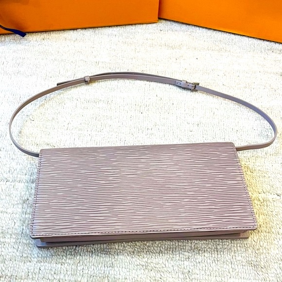 Louis Vuitton Lilac Epi Honfleur Clutch - Picture 6 of 11